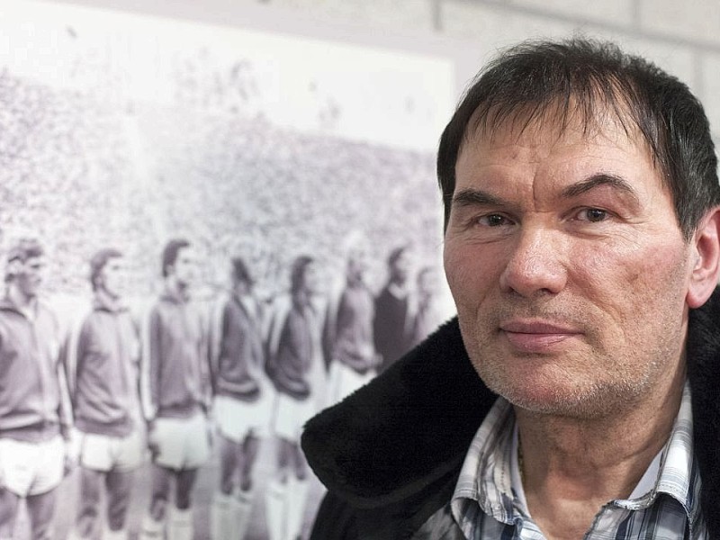 Norbert Nigbur, Portrait vor einem Mannschaftsfoto der Schalker Poklasiger-Mannschaft von 1972 bei der Veranstaltung - Ein Abend unter Schalkern - , in der es um die Pokalsiger - Mannschaft von 1972 ging, am Dienstag, 20.03.2012 im Presseraum der Veltins - Arena in Gelsenkirchen.Foto: Bernd Lauter / WAZ FotoPool