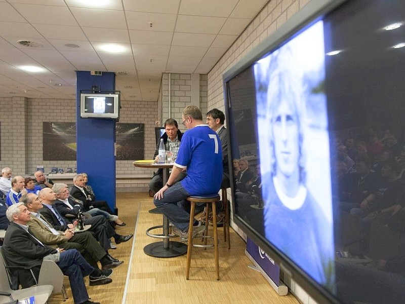 Talkrunde mit Norbert Nigbur bei der Veranstaltung - Ein Abend unter Schalkern - , in der es um die Pokalsiger - Mannschaft von 1972 ging, am Dienstag, 20.03.2012 im Presseraum der Veltins - Arena in Gelsenkirchen.Foto: Bernd Lauter / WAZ FotoPool