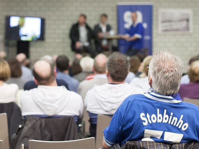 Talkrunde mit Norbert Nigbur, Autor Juergen Thiem und Moderator Joerg Seveneick bei der Veranstaltung - Ein Abend unter Schalkern - , in der es um die Pokalsiger - Mannschaft von 1972 ging, am Dienstag, 20.03.2012 im Presseraum der Veltins - Arena in Gelsenkirchen.Foto: Bernd Lauter / WAZ FotoPool