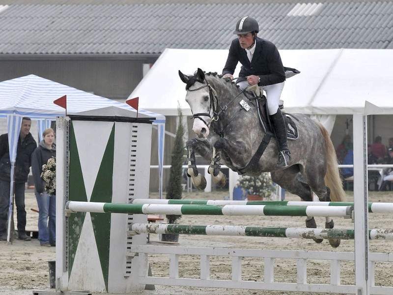 Lotti Karotti D mit Hubertus Dieckmann vom LRFV Kirchhellen bei der Springpruefung Klasse A.