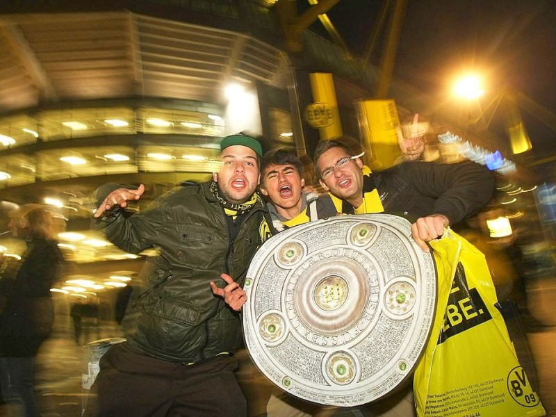 Direkt am Stadion wird auch noch lange gefeiert.