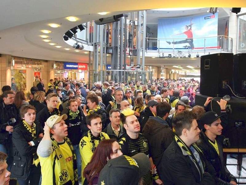 Fans gucken das Spiel Bremen gegen Bayern im Hansa Carre.