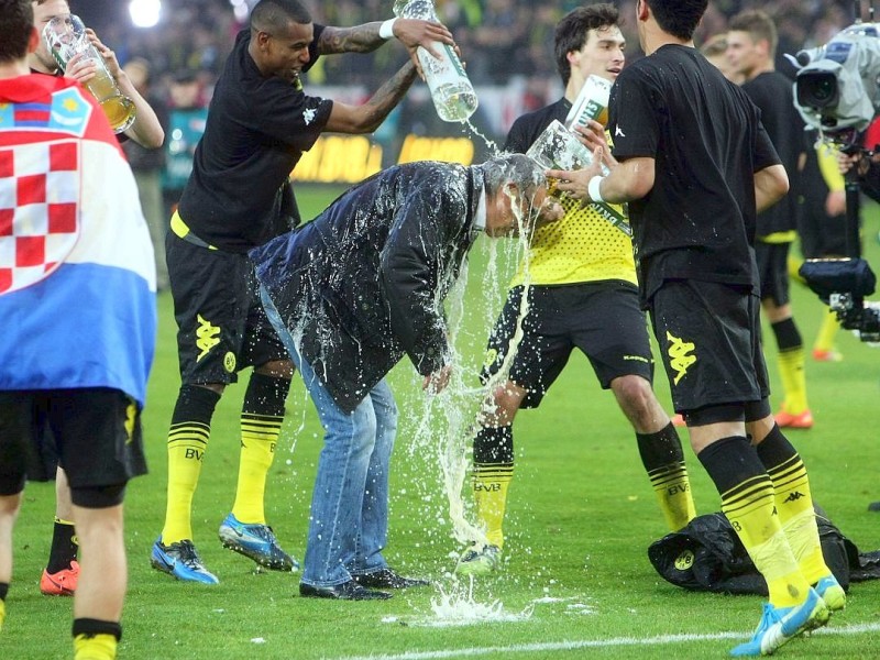 Wieder Meister! Jubel der Mannschaft mit Bierdusche.