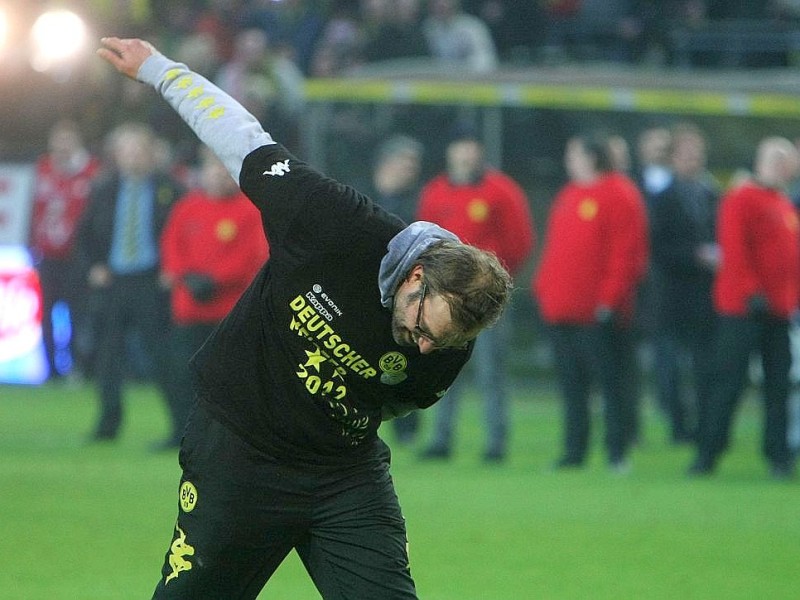 Wieder Meister! Jürgen Klopp verneigt sich vor der Südtribüne.