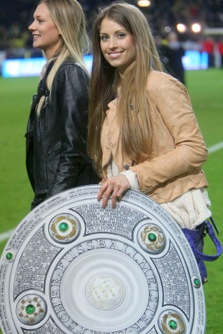 Wieder Meister! Spielerfrauen mit Schale.