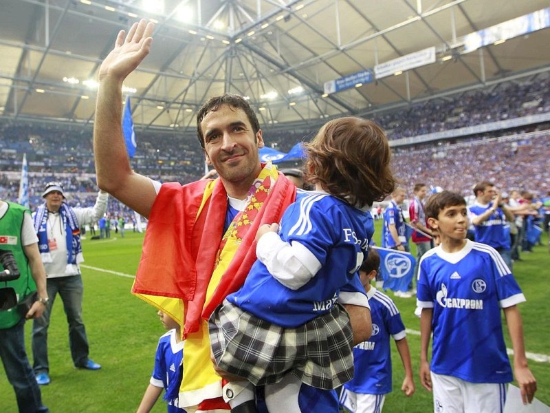 Mit stehenden Ovationen verabschiedeten sich die Fans des FC Schalke von ihrem Liebling Raúl. Der Spanier drehte mit seinen Kindern ein paar Ehrenrunden durch die Arena und bedankte sich bei seinen Anhängern.