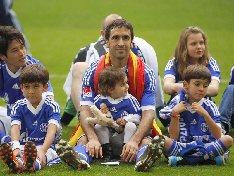 Mit stehenden Ovationen verabschiedeten sich die Fans des FC Schalke von ihrem Liebling Raúl. Der Spanier drehte mit seinen Kindern ein paar Ehrenrunden durch die Arena und bedankte sich bei seinen Anhängern.