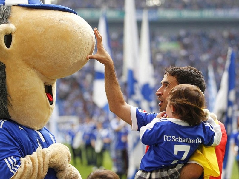 Mit stehenden Ovationen verabschiedeten sich die Fans des FC Schalke von ihrem Liebling Raúl. Der Spanier drehte mit seinen Kindern ein paar Ehrenrunden durch die Arena und bedankte sich bei seinen Anhängern.