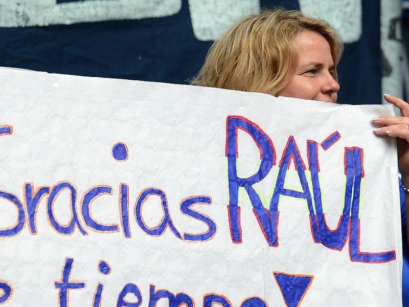 Mit stehenden Ovationen verabschiedeten sich die Fans des FC Schalke von ihrem Liebling Raúl. Der Spanier drehte mit seinen Kindern ein paar Ehrenrunden durch die Arena und bedankte sich bei seinen Anhängern.