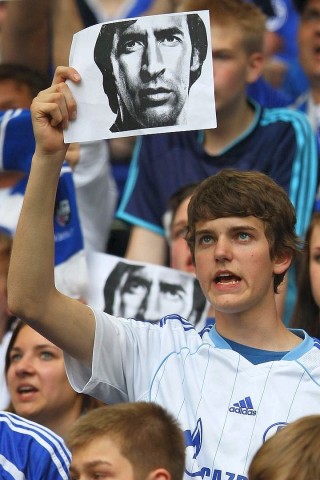 Mit stehenden Ovationen verabschiedeten sich die Fans des FC Schalke von ihrem Liebling Raúl. Der Spanier drehte mit seinen Kindern ein paar Ehrenrunden durch die Arena und bedankte sich bei seinen Anhängern.