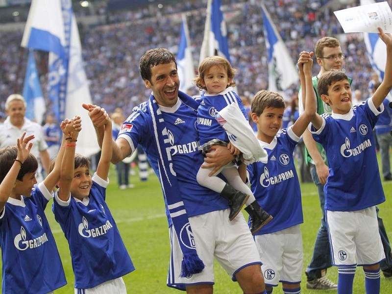 Mit stehenden Ovationen verabschiedeten sich die Fans des FC Schalke von ihrem Liebling Raúl. Der Spanier drehte mit seinen Kindern ein paar Ehrenrunden durch die Arena und bedankte sich bei seinen Anhängern.