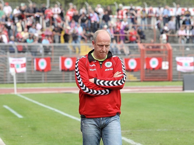 3. Fußball Bundesliga  RWO -  Jahn Regensburg am 28.04.2012 im Niederrheinstadion Oberhausen.Im letzten Heimspiel verlor RWO 1:2 und stieg damit in die Regionalliga abTrainer Mario BaslerFoto: Kerstin Bögeholz / WAZ FotoPool