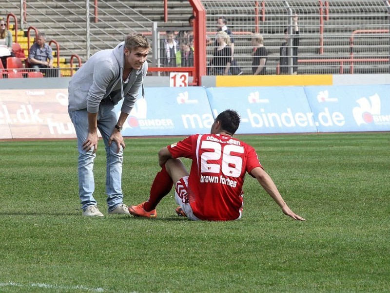 3. Fußball Bundesliga  RWO -  Jahn Regensburg am 28.04.2012 im Niederrheinstadion Oberhausen.Im letzten Heimspiel verlor RWO 1:2 und stieg damit in die Regionalliga abJannis Schliesing und Felicio Brown Forbes nach dem SpielFoto: Kerstin Bögeholz / WAZ FotoPool