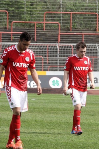 3. Fußball Bundesliga  RWO -  Jahn Regensburg am 28.04.2012 im Niederrheinstadion Oberhausen.Im letzten Heimspiel verlor RWO 1:2 und stieg damit in die Regionalliga abFelicio Brown Forbes und Florian AbelFoto: Kerstin Bögeholz / WAZ FotoPool