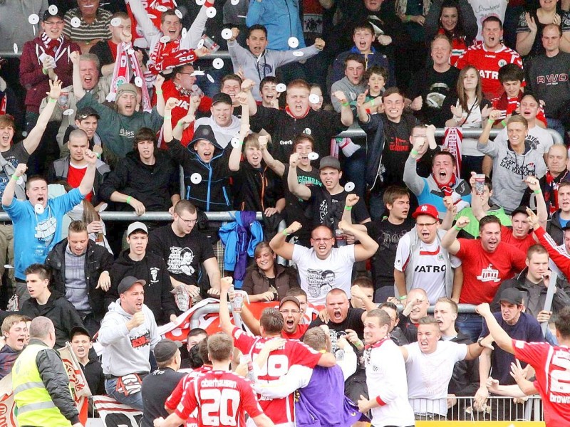 3. Fußball Bundesliga  RWO -  Jahn Regensburg am 28.04.2012 im Niederrheinstadion Oberhausen.Im letzten Heimspiel verlor RWO 1:2 und stieg damit in die Regionalliga abJubel nach dem 1:0 für RWOFoto: Kerstin Bögeholz / WAZ FotoPool