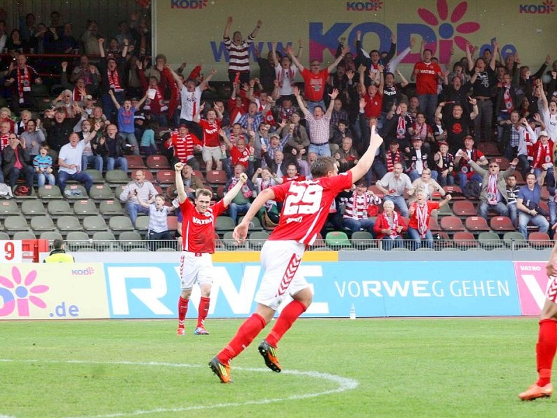 3. Fußball Bundesliga  RWO -  Jahn Regensburg am 28.04.2012 im Niederrheinstadion Oberhausen.Im letzten Heimspiel verlor RWO 1:2 und stieg damit in die Regionalliga abJubel nach dem 1:0Foto: Kerstin Bögeholz / WAZ FotoPool