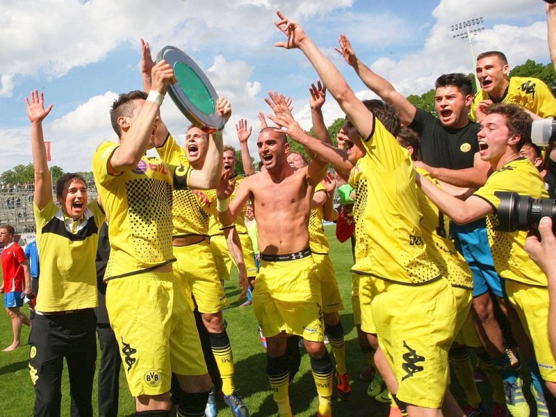 Nach dem 5:3-Sieg beim Wuppertaler SV jubelte die 2. Mannschaft von Borussia Dortmund über die Rückkehr in die dritte Liga.