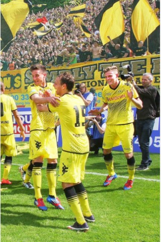 Nach dem 5:3-Sieg beim Wuppertaler SV jubelte die 2. Mannschaft von Borussia Dortmund über die Rückkehr in die dritte Liga.