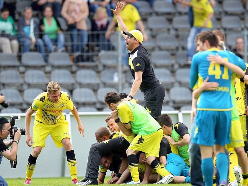 Nach dem 5:3-Sieg beim Wuppertaler SV jubelte die 2. Mannschaft von Borussia Dortmund über die Rückkehr in die dritte Liga.