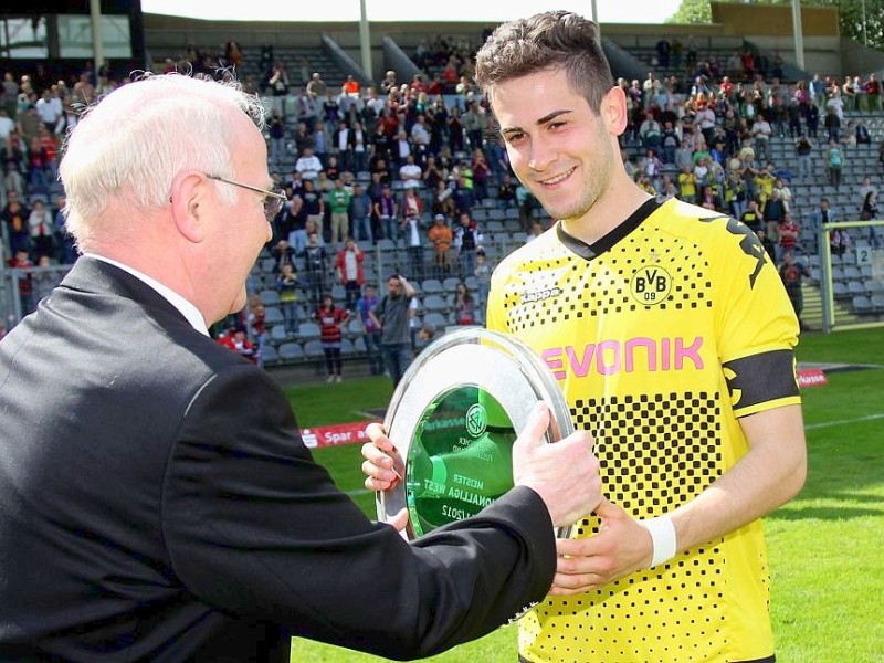 Nach dem 5:3-Sieg beim Wuppertaler SV jubelte die 2. Mannschaft von Borussia Dortmund über die Rückkehr in die dritte Liga.