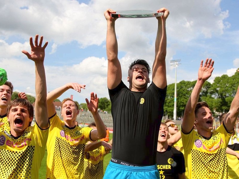 Nach dem 5:3-Sieg beim Wuppertaler SV jubelte die 2. Mannschaft von Borussia Dortmund über die Rückkehr in die dritte Liga.