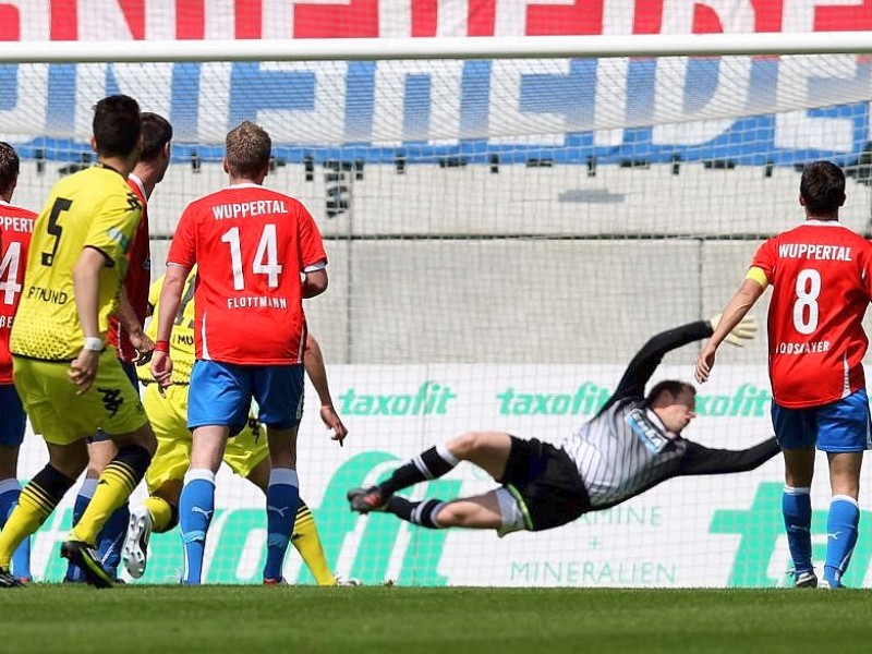 Nach dem 5:3-Sieg beim Wuppertaler SV jubelte die 2. Mannschaft von Borussia Dortmund über die Rückkehr in die dritte Liga.