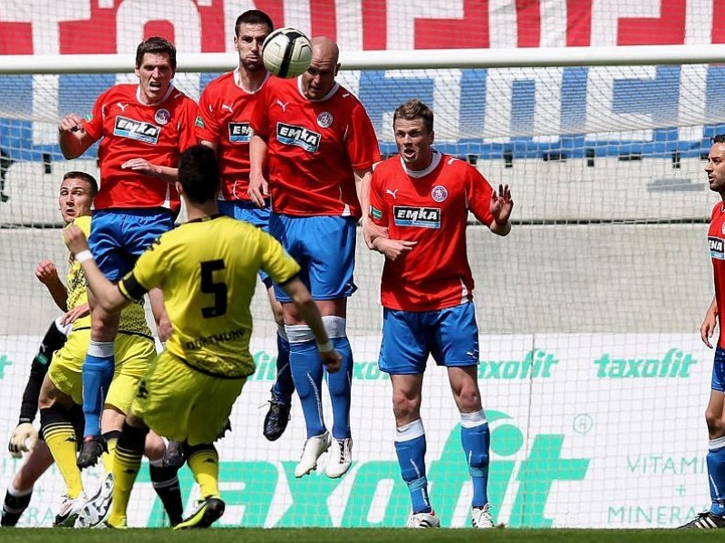 Nach dem 5:3-Sieg beim Wuppertaler SV jubelte die 2. Mannschaft von Borussia Dortmund über die Rückkehr in die dritte Liga.