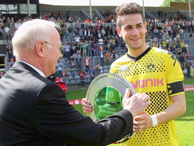 Nach dem 5:3-Sieg beim Wuppertaler SV jubelte die 2. Mannschaft von Borussia Dortmund über die Rückkehr in die dritte Liga.