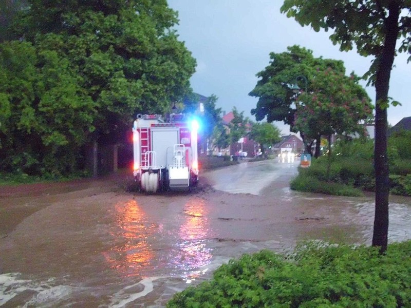 In Sonsbeck verstopfte  Schlamm Einläufe, Kanäle und Gräben, so dass das Wasser und der Schlamm teilweise bis zu einem halben Meter hoch durch die Straßen Xantener-, Balberger- und Parkstraße, sowie Huf und Dassendaler Weg liefen. Viele Keller liefen zum Teil bis unter die Kellerdecke voll. Foto: Feuerwehr