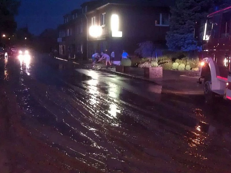 In Sonsbeck verstopfte  Schlamm Einläufe, Kanäle und Gräben, so dass das Wasser und der Schlamm teilweise bis zu einem halben Meter hoch durch die Straßen Xantener-, Balberger- und Parkstraße, sowie Huf und Dassendaler Weg liefen. Viele Keller liefen zum Teil bis unter die Kellerdecke voll. Foto: Feuerwehr