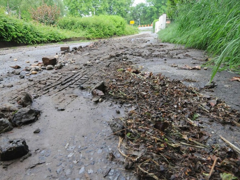 Unwetterbedingter Erdrutsch in Emmerich-Elten: Ein Wirtschaftsweg am Eltenberg wurde mit einer zehn bis 20 Zentimeter dicken Schicht aus Geröll, Lehm, Schlamm und Ziegelsteinen bedeckt. Über den Wirtschaftsweg gelangte die Erdmasse auf die Bundesstraße 8. Foto: Dirk Schuster / WAZ FotoPool