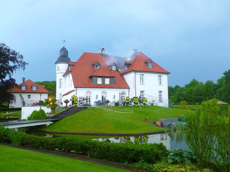 Zwei Löschzüge der Feuerwehr Kamp-Lintfort mussten ein Feuer am Wasserschloss Dieprahm in Kamp-Lintfort löschen. Beim Eintreffen der ersten Einsatzkräfte schlugen bereits Flammen aus dem Dachstuhl des Hauptgebäudes. Foto: Feuerwehr