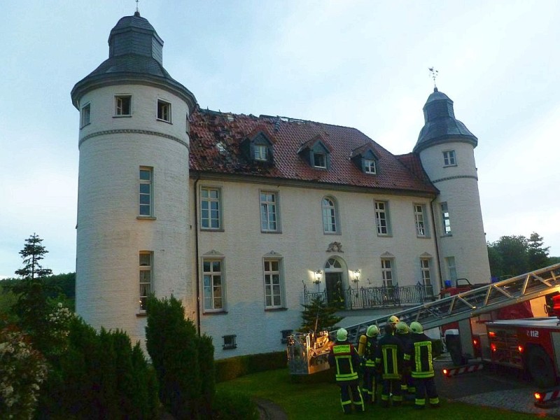 Zwei Löschzüge der Feuerwehr Kamp-Lintfort mussten ein Feuer am Wasserschloss Dieprahm in Kamp-Lintfort löschen. Beim Eintreffen der ersten Einsatzkräfte schlugen bereits Flammen aus dem Dachstuhl des Hauptgebäudes. Foto: Feuerwehr