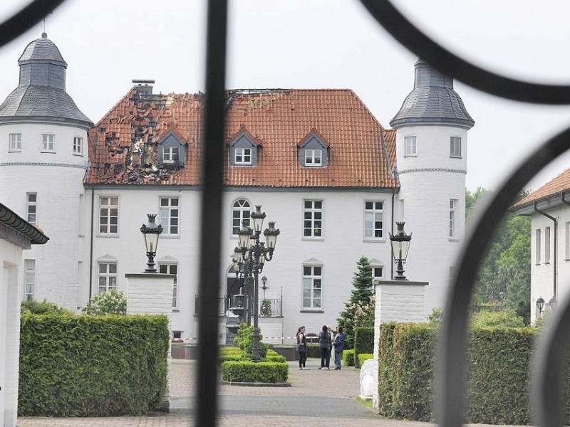 Im historischen Haus Dieprahm in Kamp-Lintfort schlug Sonntagabend bei einem Unwetter der Blitz ein. Der Dachstuhl wurde schwer beschädigt. Im Haus richtete das Löschwasser Schaden an. Foto: Ulla Michels / WAZ FotoPool