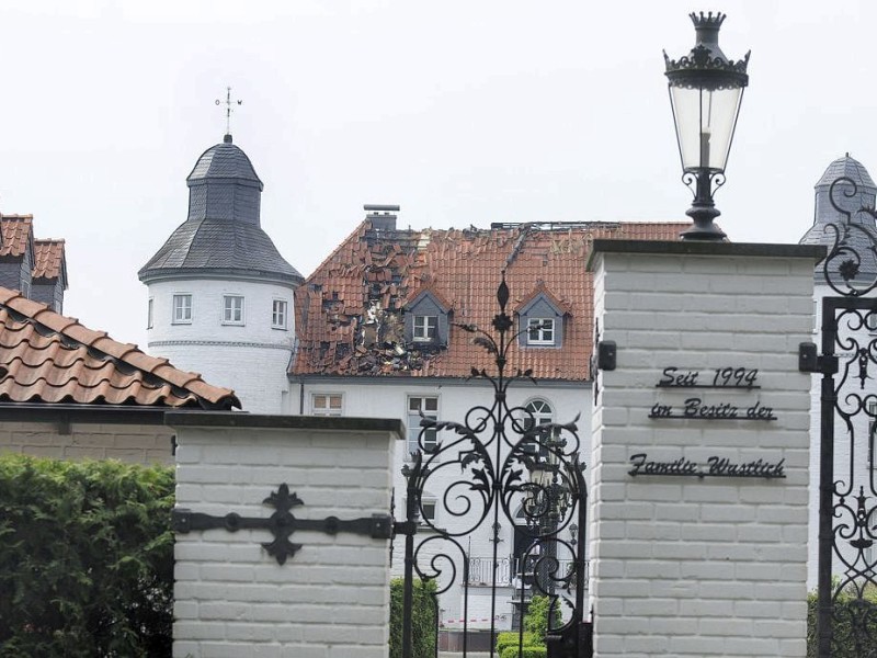 Im historischen Haus Dieprahm in Kamp-Lintfort schlug Sonntagabend bei einem Unwetter der Blitz ein. Der Dachstuhl wurde schwer beschädigt. Im Haus richtete das Löschwasser Schaden an. Foto: Ulla Michels / WAZ FotoPool