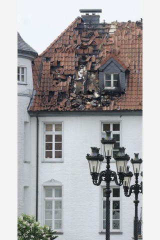 Im historischen Haus Dieprahm in Kamp-Lintfort schlug Sonntagabend bei einem Unwetter der Blitz ein. Der Dachstuhl wurde schwer beschädigt. Im Haus richtete das Löschwasser Schaden an. Foto: Ulla Michels / WAZ FotoPool