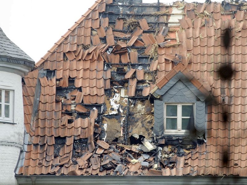 Im historischen Haus Dieprahm in Kamp-Lintfort schlug Sonntagabend bei einem Unwetter der Blitz ein. Der Dachstuhl wurde schwer beschädigt. Im Haus richtete das Löschwasser Schaden an. Foto: Ulla Michels / WAZ FotoPool