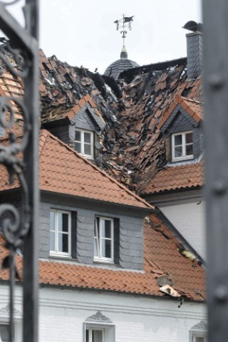 Im historischen Haus Dieprahm in Kamp-Lintfort schlug Sonntagabend bei einem Unwetter der Blitz ein. Der Dachstuhl wurde schwer beschädigt. Im Haus richtete das Löschwasser Schaden an. Foto: Ulla Michels / WAZ FotoPool