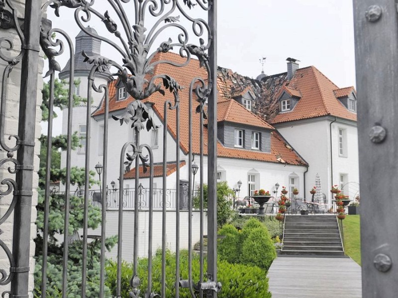 Im historischen Haus Dieprahm in Kamp-Lintfort schlug Sonntagabend bei einem Unwetter der Blitz ein. Der Dachstuhl wurde schwer beschädigt. Im Haus richtete das Löschwasser Schaden an. Foto: Ulla Michels / WAZ FotoPool