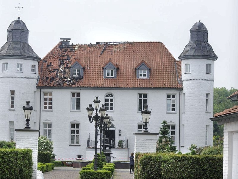 Im historischen Haus Dieprahm in Kamp-Lintfort schlug Sonntagabend bei einem Unwetter der Blitz ein. Der Dachstuhl wurde schwer beschädigt. Im Haus richtete das Löschwasser Schaden an. Foto: Ulla Michels / WAZ FotoPool