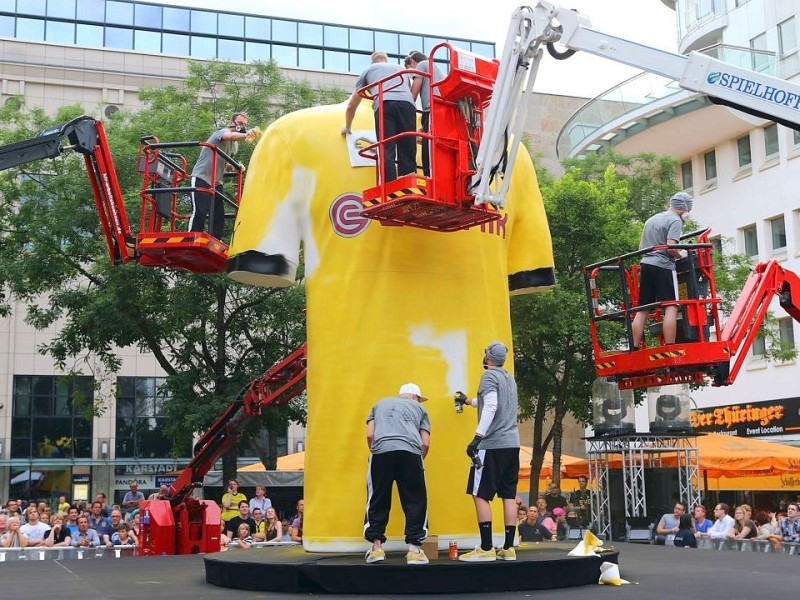 mit einer großen Party auf dem Alten Markt in Dortmund enthüllt. Sprayer...