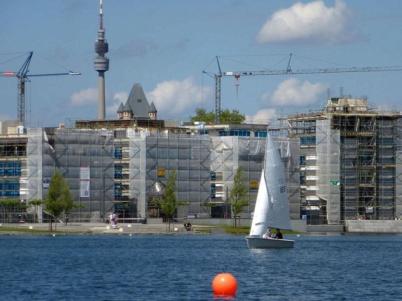 Am Phoenixsee stehen am 5. Juli 2012 Baukräne. Das Symbolfoto verdeutlicht die rege Bautätigkeit rund um den See.Foto: Franz Luthe