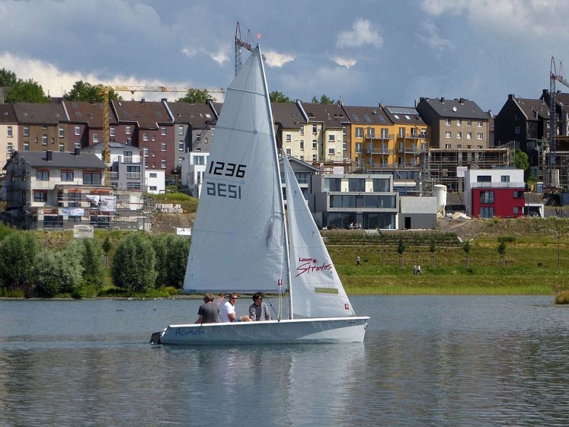 Das Symbolfoto vom 5. Juli 2012 verdeutlicht die rege Bautätigkeit rund um den See.Foto: Franz Luthe