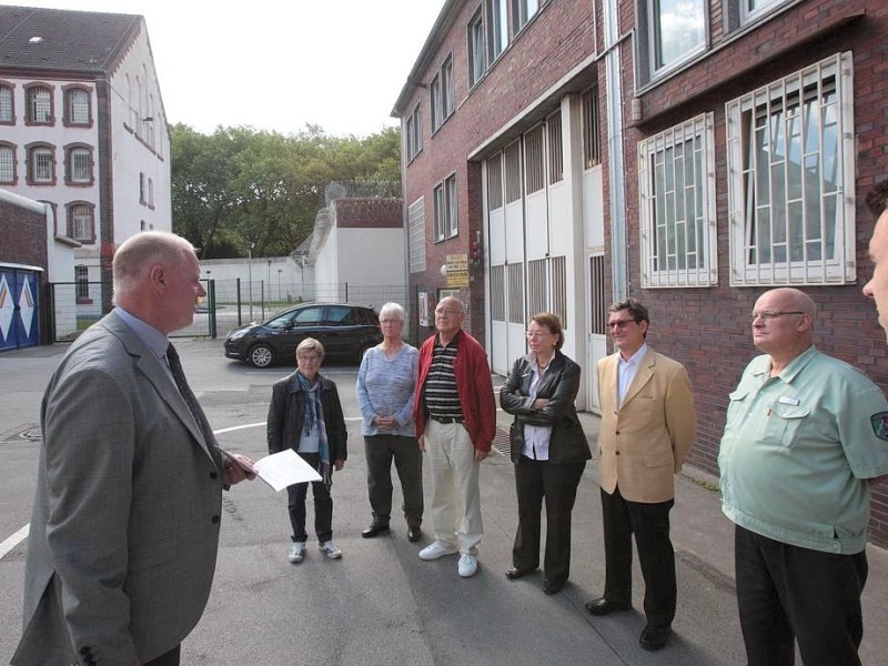 Zur WAZ-Aktion Die WAZ Oeffnet Pforten hat die Justizvollzugsanstalt Kruemmede in Bochum am Dienstag, 07. August 2012, zu einer Besichtigung eingeladen. Uwe Nelle-Cornelsen, Leiter der JVA, und Rolf Lensing, Leiter des allgemeinen Vollzugsdienstes fuehrten durch die Gebaeude und ueber das Gelaende. Foto: Thomas Goedde / WAZ FotoPool