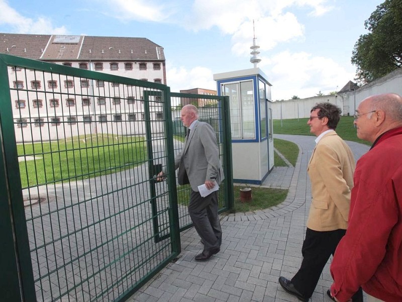 Zur WAZ-Aktion Die WAZ Oeffnet Pforten hat die Justizvollzugsanstalt Kruemmede in Bochum am Dienstag, 07. August 2012, zu einer Besichtigung eingeladen. Uwe Nelle-Cornelsen, Leiter der JVA, und Rolf Lensing, Leiter des allgemeinen Vollzugsdienstes fuehrten durch die Gebaeude und ueber das Gelaende. Foto: Thomas Goedde / WAZ FotoPool