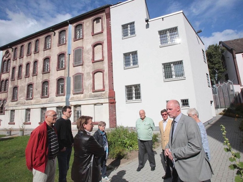 Zur WAZ-Aktion Die WAZ Oeffnet Pforten hat die Justizvollzugsanstalt Kruemmede in Bochum am Dienstag, 07. August 2012, zu einer Besichtigung eingeladen. Uwe Nelle-Cornelsen, Leiter der JVA, und Rolf Lensing, Leiter des allgemeinen Vollzugsdienstes fuehrten durch die Gebaeude und ueber das Gelaende. Foto: Thomas Goedde / WAZ FotoPool