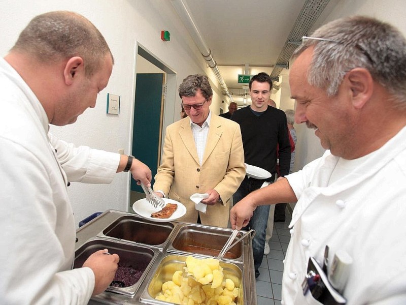 Zur WAZ-Aktion Die WAZ Oeffnet Pforten hat die Justizvollzugsanstalt Kruemmede in Bochum am Dienstag, 07. August 2012, zu einer Besichtigung eingeladen. Uwe Nelle-Cornelsen, Leiter der JVA, und Rolf Lensing, Leiter des allgemeinen Vollzugsdienstes fuehrten durch die Gebaeude und ueber das Gelaende. Abschliessend wurden die Besucher zum Mittagessen eingeladen. Foto: Thomas Goedde / WAZ FotoPool