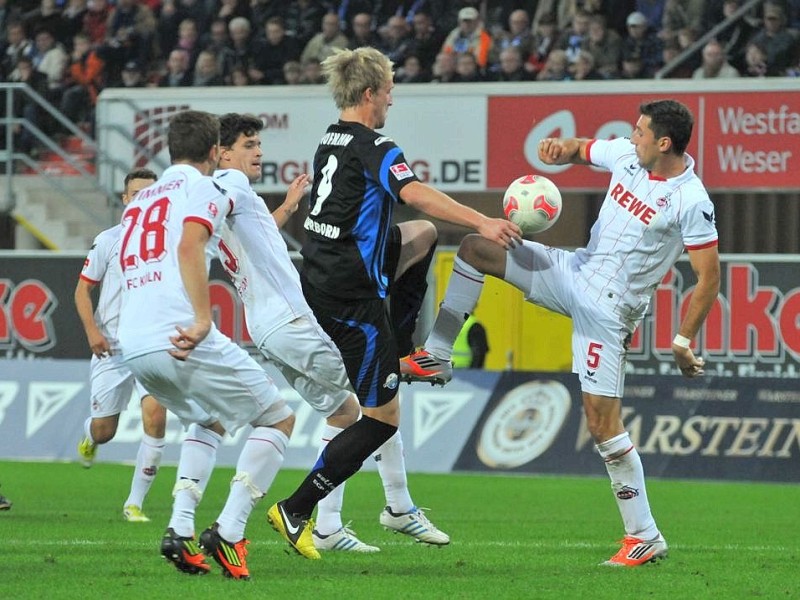 2. Fussball Bundesliga: SC Paderborn - 1. FC Köln 1:2 (0:1). Philipp Hofmann (SCP) gegen die Kölner Abwehrspieler Kevin Wimmer (l.) und Dominic Maroh (r.).