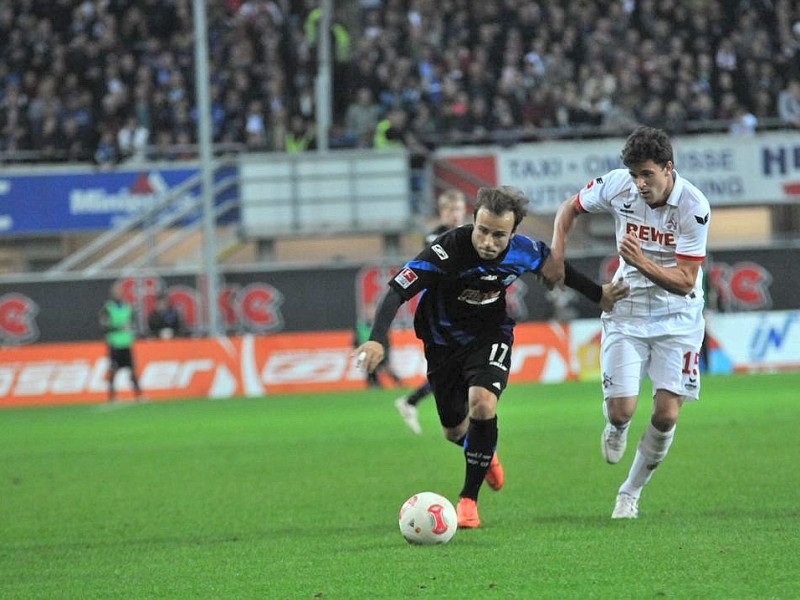 2. Fussball Bundesliga: SC Paderborn - 1. FC Köln 1:2 (0:1). Alban Meha (SCP) im Laufduell mit Tobias Strobl (FC).