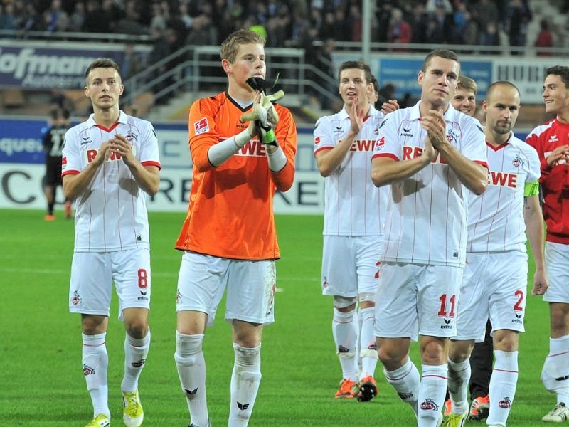 2. Fussball Bundesliga: SC Paderborn - 1. FC Köln 1:2 (0:1). Die Spieler des 1. FC Köln feiern den Sieg.